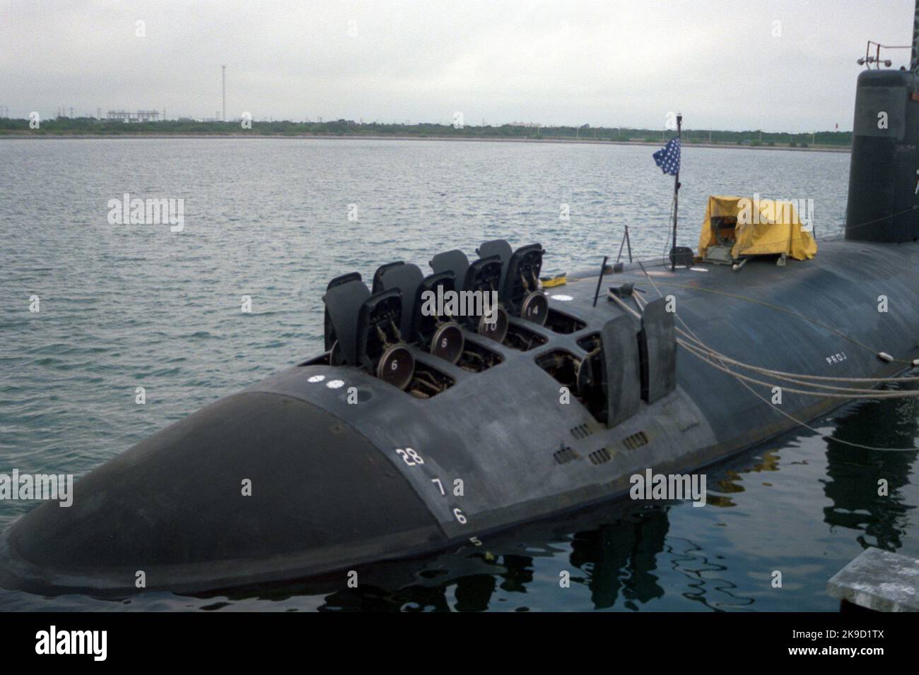 Das nuklearbetriebene Angriffsunterseeboot USS Santa Fe (SSN-763) mit Türen des vertikalen Mark 36-Abschusssystems (VLS) für die Tomahawk-Raketen in offener Position. Stockfoto