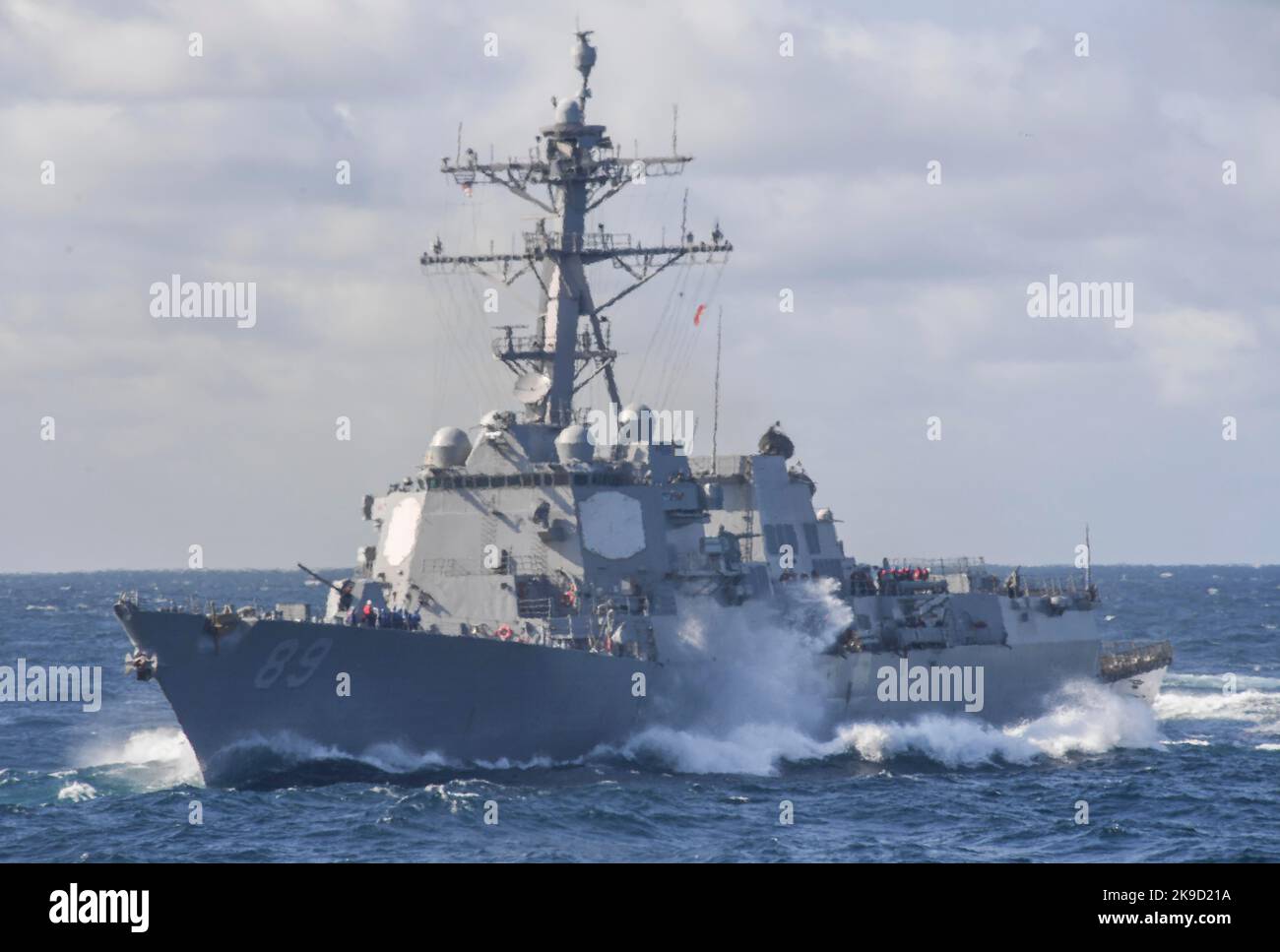 Die US-Marine der Arleigh Burke-Klasse, der Lenkrakenzerstörer USS Mustin (DDG 89) Stockfoto