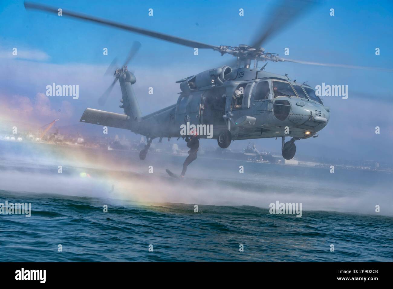 Ein US Naval Aircewman (Hubschrauber), der dem Chief of Naval Operations (CNO) Search and Rescue Model Manager (SARMM) der Helicopter Sea Combat Squadron (HSC) 3 zugewiesen wurde, springt während einer dynamischen Machbarkeitsstudie in Glorietta Bay in Coronado, Kalifornien, am 25. August 2022 vom MH-60s-Hubschrauber Sikorsky Seahawk. Stockfoto