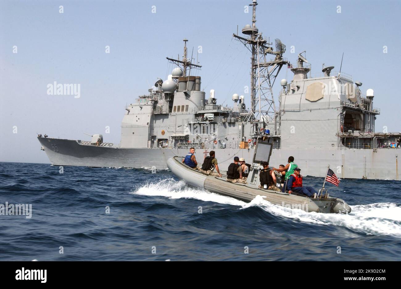 Mitglieder des Vessel Board Search and Krampfanfälle-Teams (VBSS) kehren in einem Rigid Hull Inflatable Boat (RHIB) zum Lenkrakenkreuzer USS Leyte Gulf (CG 55) zurück, nachdem sie im Golf von Oman mehrere Fangdaus durchsucht haben. Stockfoto
