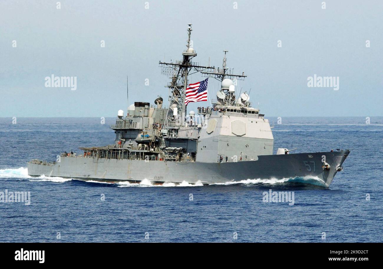 Der US Navy (USN) Ticonderoga Class Guided Missile Cruiser (Aegis) USS Lake Champlain (CG-57), ein Lenkrakenkreuzer der Ticonderoga-Klasse (CG 57) der US Navy Stockfoto