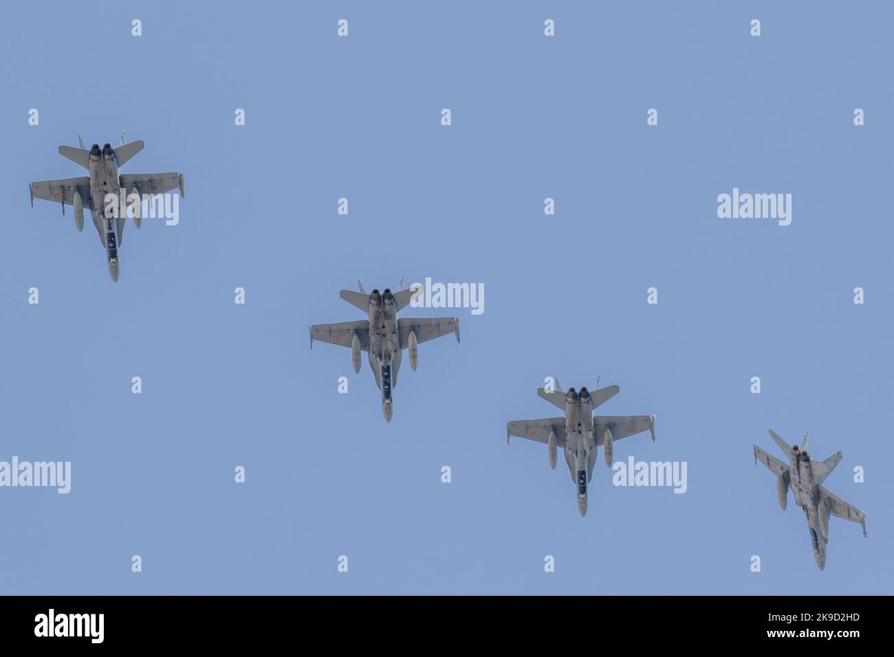 Die spanische Luftwaffe Hornet fliegt während der SIRIO 22-Übung über den Luftwaffenstützpunkt Gando. Stockfoto