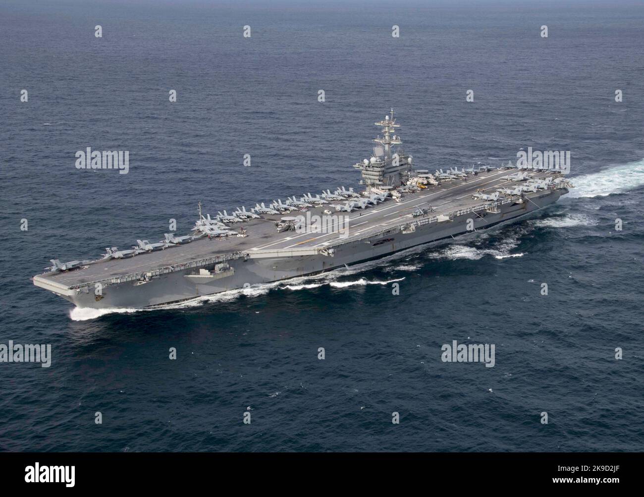 Der US-amerikanische Flugzeugträger USS Abraham Lincoln (CVN-72), der am 30. Januar 2019 während einer Transitübung im Atlantik unterwegs war. Abraham Lincoln, mit zugewiesenem Carrier Air Wing 7 (CVW-7), führte eine zusammengesetzte Trainingseinheit mit der Carrier Strike Group (CSG) 12 durch. US Navy Foto von Mass Communication Specialist 3. Class Clint Davis ATLANTIC OCEAN (Jan 30, 2019) der Flugzeugträger USS Abraham Lincoln (CVN 72) der Nimitz-Klasse durchfliegt den Atlantik während einer Transitübung. Abraham Lincoln führt derzeit eine zusammengesetzte Trainingseinheit durch Stockfoto