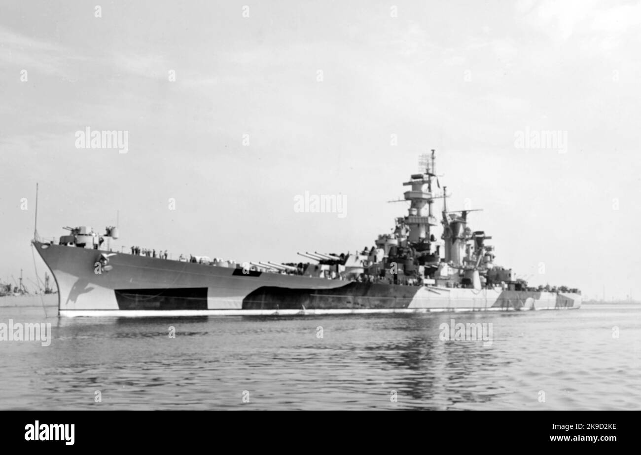 USS Alaska 1944 war das führende Schiff der Alaska-Klasse von großen Kreuzern, die mit der United States Navy während des Endes des Zweiten Weltkriegs diente Sie war das erste von zwei Schiffen ihrer Klasse, das fertiggestellt wurde, gefolgt nur von Guam; vier weitere Schiffe wurden bestellt, aber nicht vor Kriegsende fertiggestellt. Stockfoto