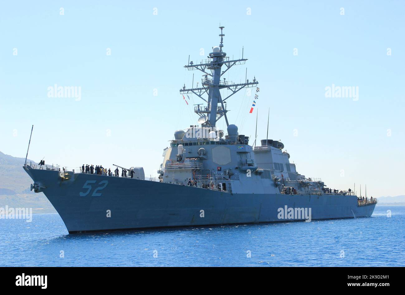 Der Lenkraketen-Zerstörer USS Barry (DDG 52) kommt in Souda Bay an. Barry wird in den Verantwortungsbereich der US-Flotte für 6. eingesetzt, um die Maßnahmen zur Sicherheit im Seeverkehr und zur Zusammenarbeit bei der Theatersicherheit zu unterstützen. (USA Navy Foto von Sonar Technician 3. Class Christopher Brewer/veröffentlicht) Stockfoto