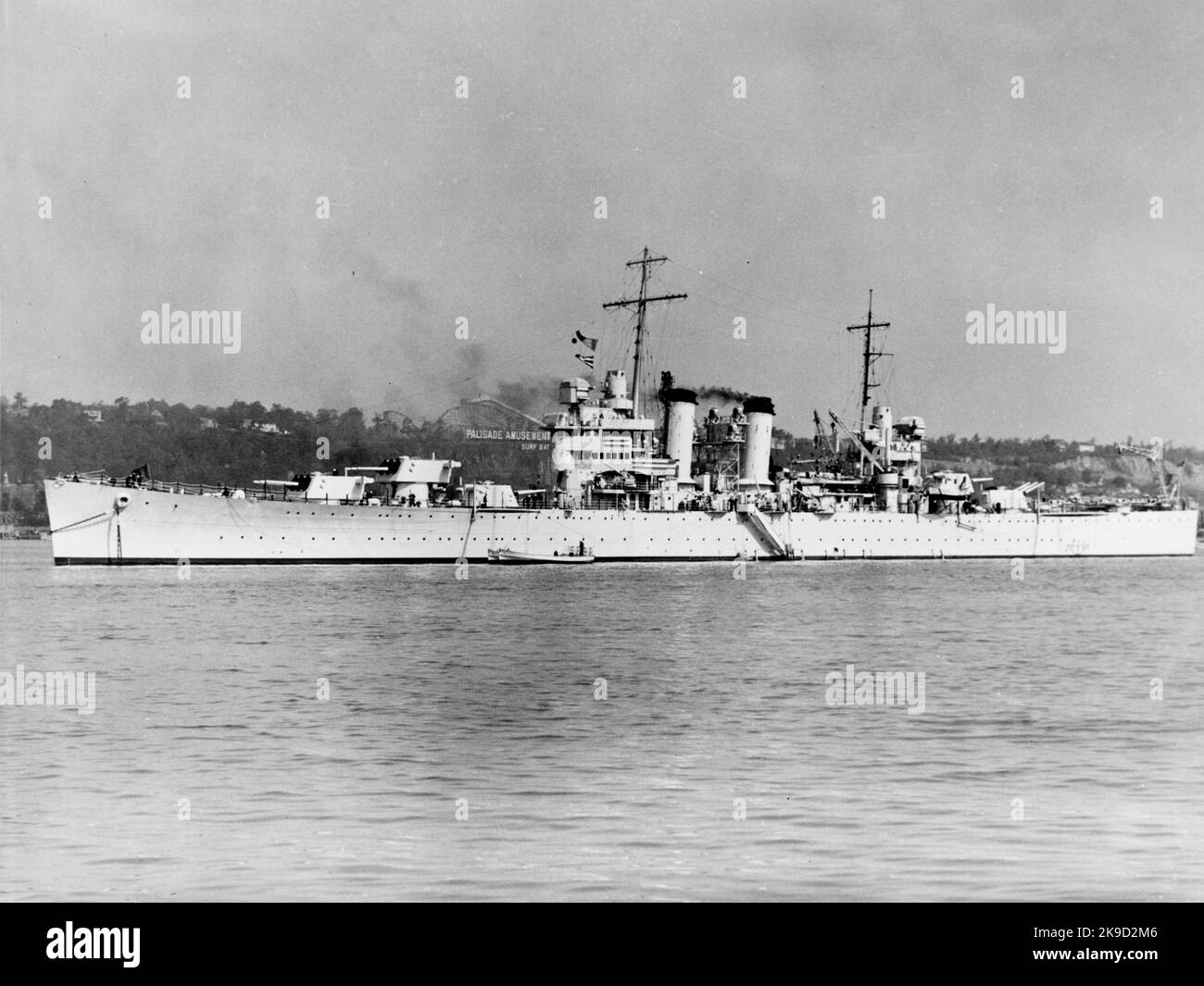 Die USS Brooklyn (CL-40) war ein leichter Kreuzer, das führende Schiff ihrer neun-Klassen und das dritte Schiff der United States Navy, das seinen Namen trägt. Im Jahr 1937 in Auftrag gegeben, diente sie während des Zweiten Weltkriegs im Atlantik, als Konvoi-Eskorte und als Feuerhilfe für amphibische Landungen.1939 Stockfoto