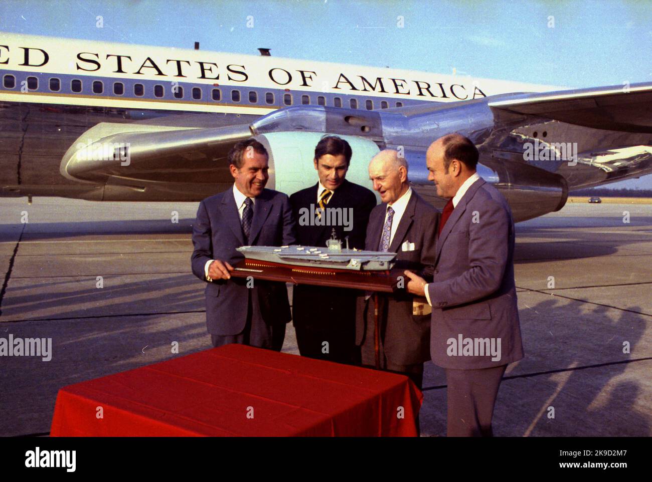 Präsident Richard Nixon, Navy Secretary John Warner und Verteidigungsminister Melvin Laird präsentieren dem Kongressabgeordneten Carl Vinson (dritter von links) ein Modell des Schiffes, das seinen Namen tragen wird, USS Carl Vinson (CVN-70), 18. November 1973. Stockfoto