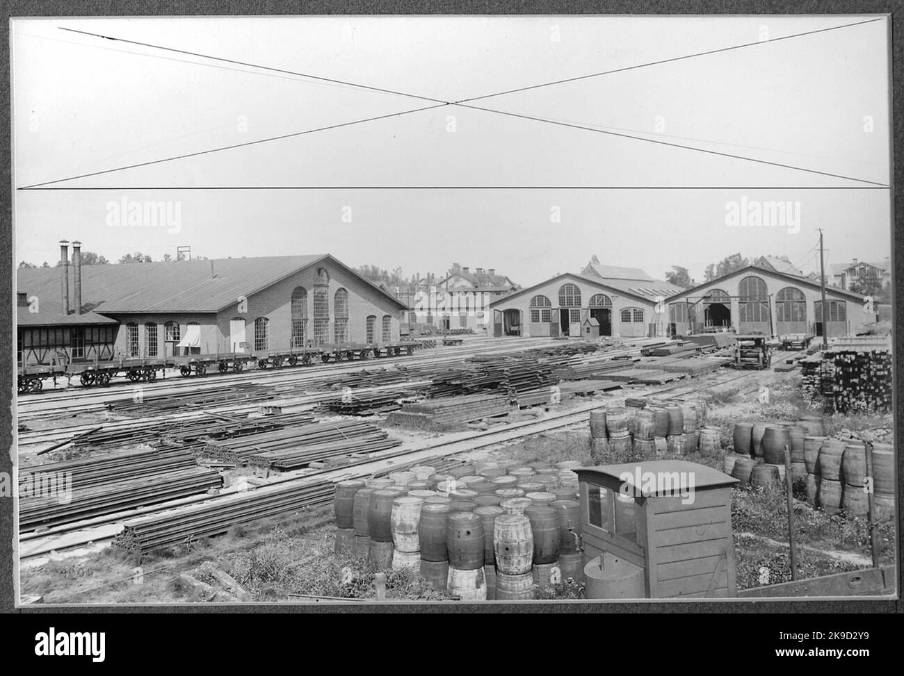 Von links nach rechts sind die Lokreparaturarbeiten mit der Schmiede und der Kupferwerkstatt, der Dampfwanne und dem Maschinenhaus, der Kutschenwerkstatt und der Interaktionswerkstatt zu sehen. Nach dem rechten Rand der Lokwerkstatt ist ein wenig vom Lagerdach zu sehen. Aufgenommen im August 1905 aus der Carbon-Box beim neuen Lokstallet. Stockfoto