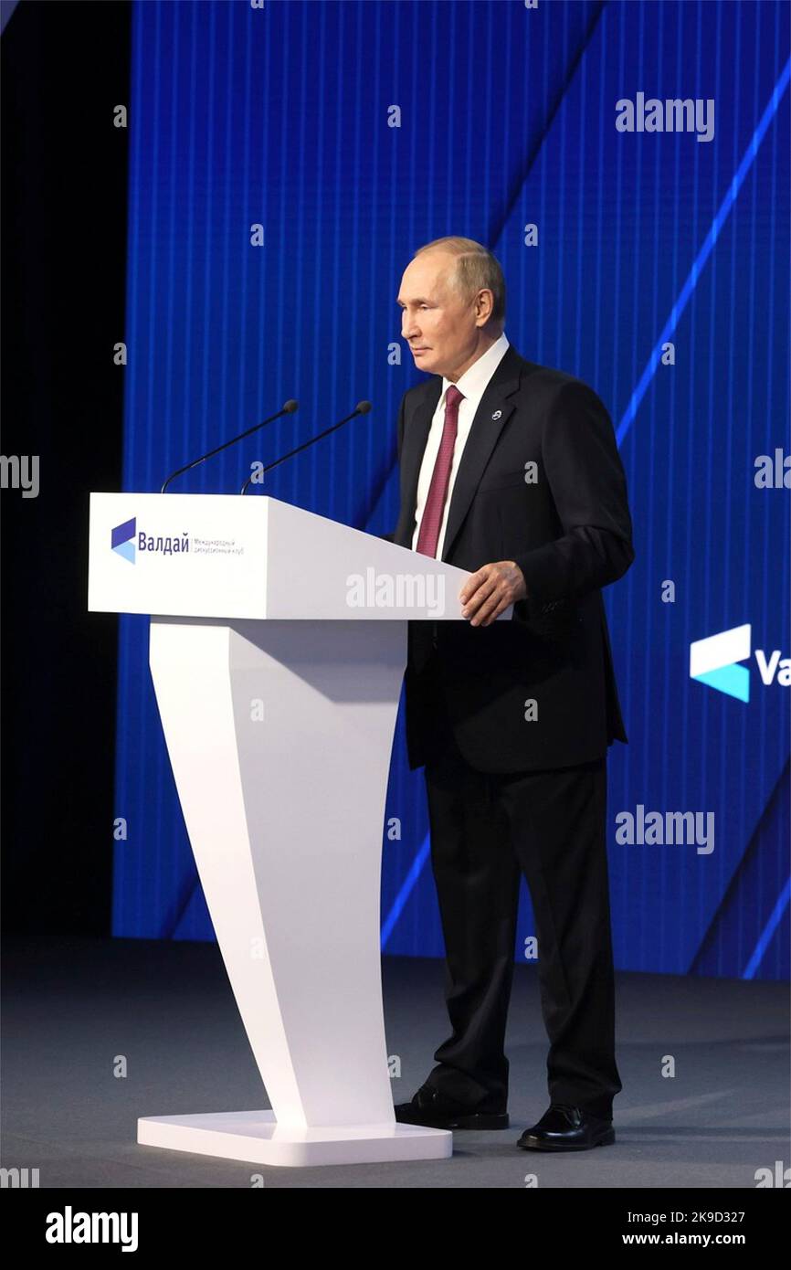 Moskau, Russland. 27. Oktober 2022. Der russische Präsident Wladimir Putin hält eine Rede während einer Sitzung mit dem Titel „die Welt nach der Hegemonie: Gerechtigkeit und Sicherheit für alle“ im Valdai International Discussion Club am 27. Oktober 2022 in Moskau, Russland. Kredit: Präsident Büro/Kremlin Pool/Alamy Live Nachrichten Stockfoto