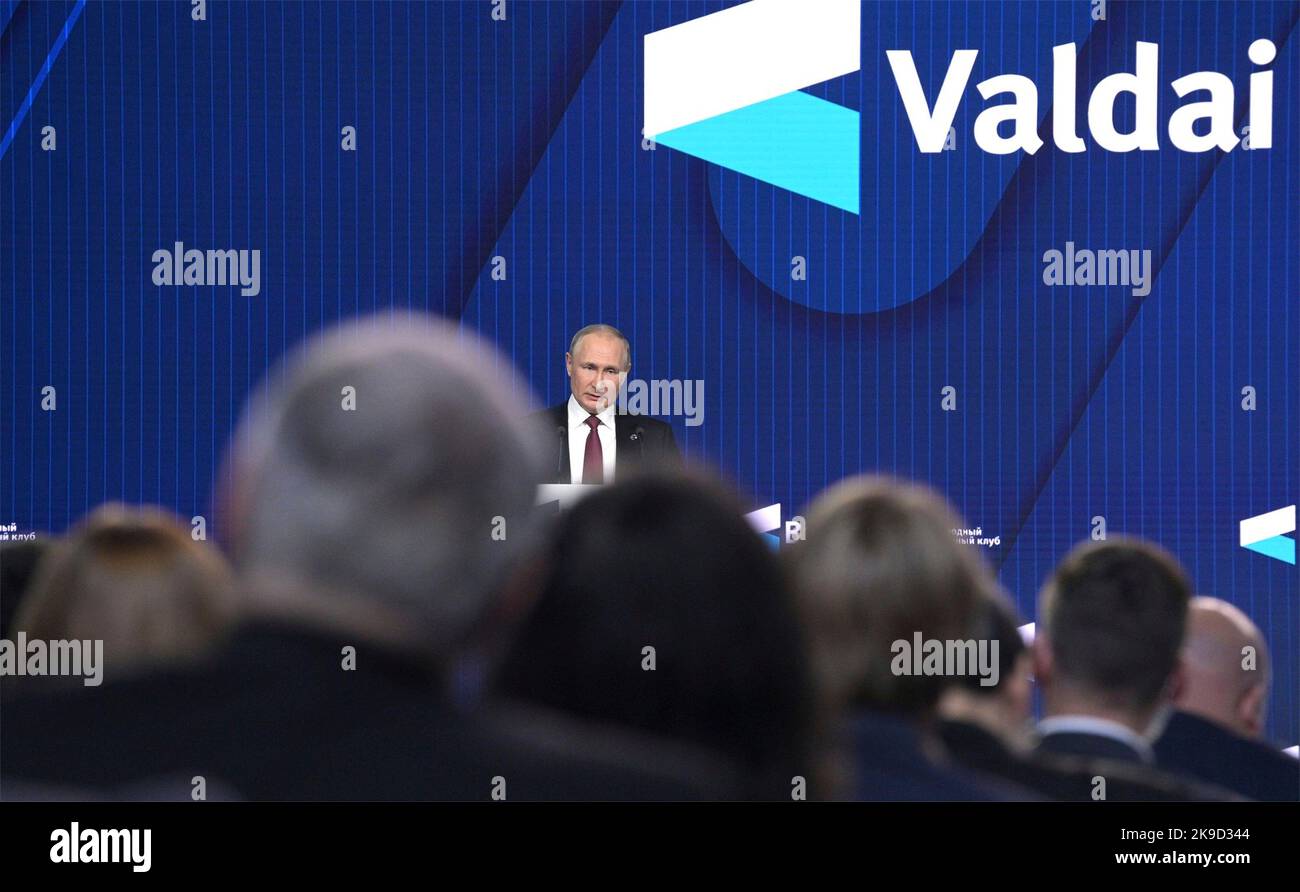 Moskau, Russland. 27. Oktober 2022. Der russische Präsident Wladimir Putin hält eine Rede während einer Sitzung mit dem Titel „die Welt nach der Hegemonie: Gerechtigkeit und Sicherheit für alle“ im Valdai International Discussion Club am 27. Oktober 2022 in Moskau, Russland. Kredit: Präsident Büro/Kremlin Pool/Alamy Live Nachrichten Stockfoto