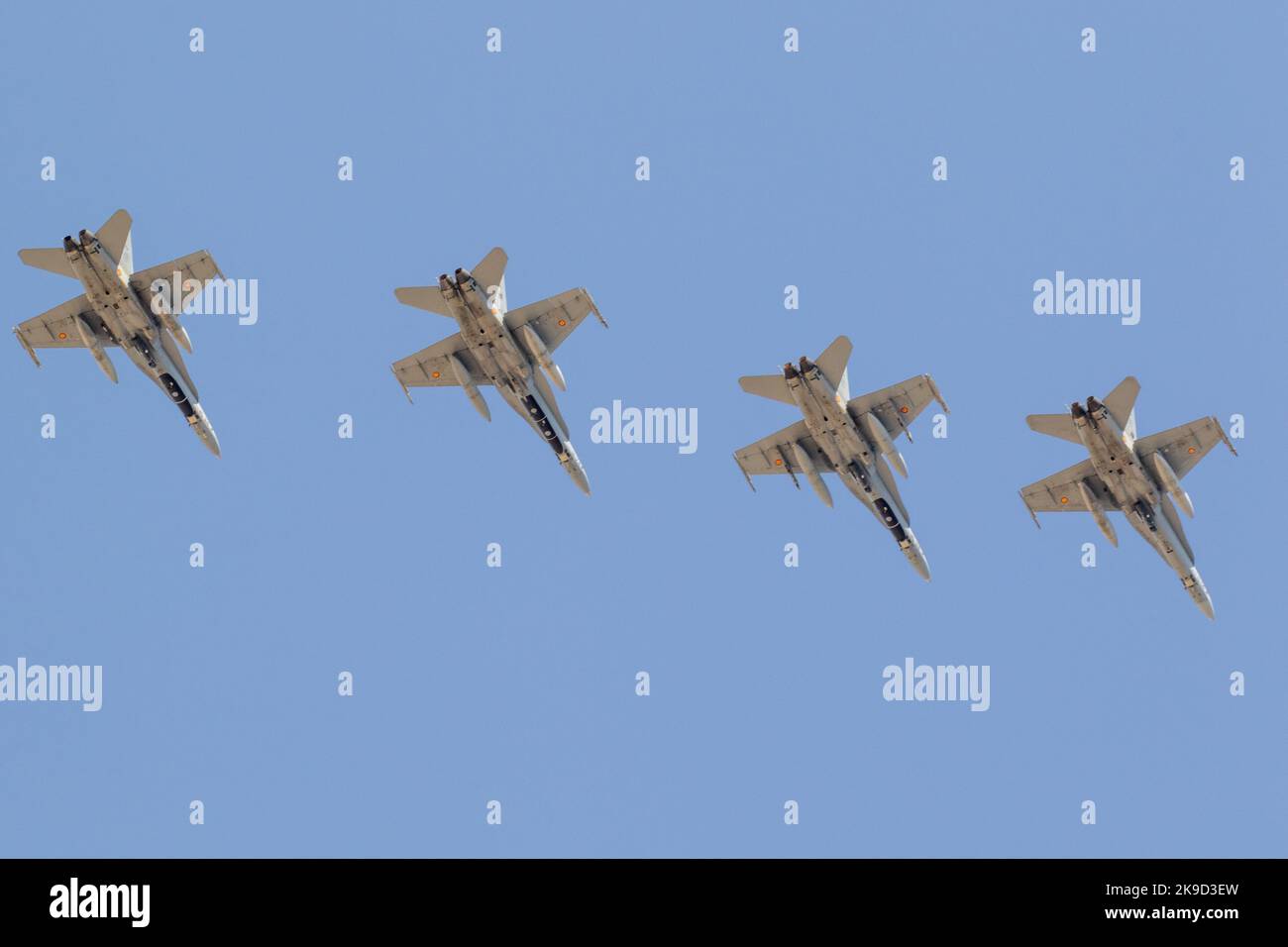 Die spanische Luftwaffe Hornet fliegt während der SIRIO 22-Übung über den Luftwaffenstützpunkt Gando. Stockfoto