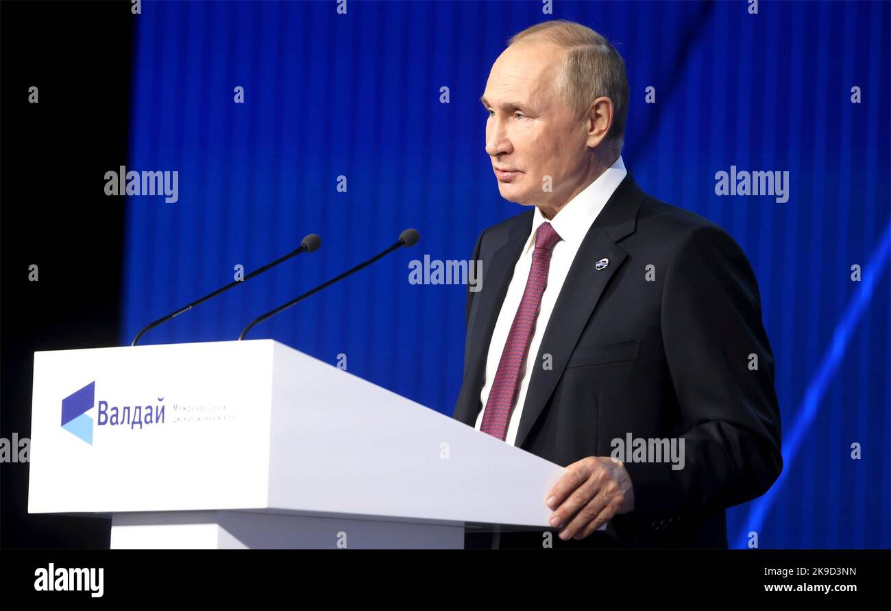 Moskau, Russland. 27. Oktober 2022. Der russische Präsident Wladimir Putin hält eine Rede während einer Sitzung mit dem Titel „die Welt nach der Hegemonie: Gerechtigkeit und Sicherheit für alle“ im Valdai International Discussion Club am 27. Oktober 2022 in Moskau, Russland. Kredit: Präsident Büro/Kremlin Pool/Alamy Live Nachrichten Stockfoto
