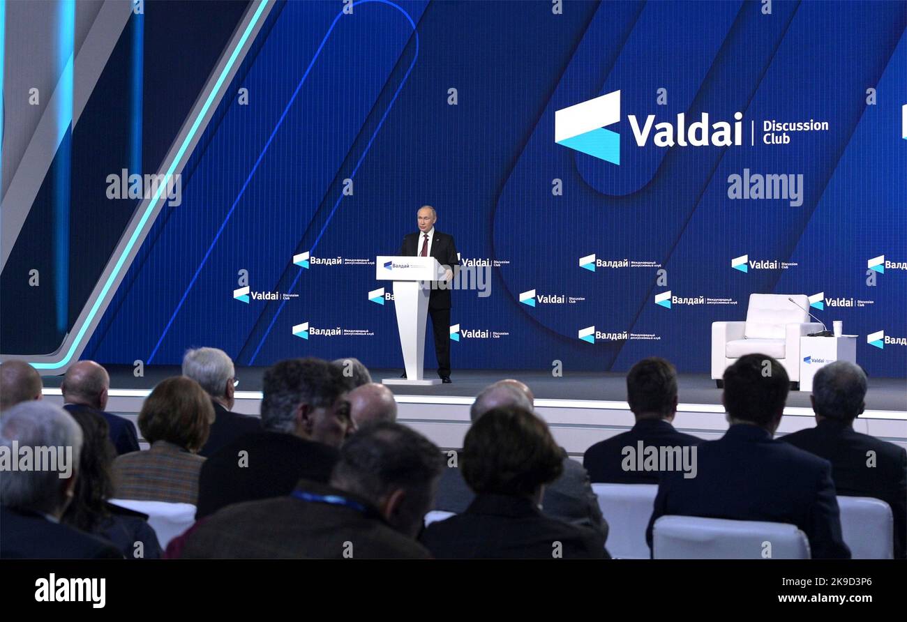 Moskau, Russland. 27. Oktober 2022. Der russische Präsident Wladimir Putin hält eine Rede während einer Sitzung mit dem Titel „die Welt nach der Hegemonie: Gerechtigkeit und Sicherheit für alle“ im Valdai International Discussion Club am 27. Oktober 2022 in Moskau, Russland. Kredit: Präsident Büro/Kremlin Pool/Alamy Live Nachrichten Stockfoto