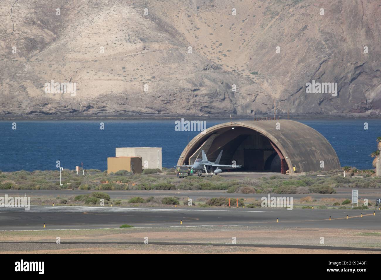 Eine spanische Luftwaffe F-18 Hornet parkte nach einem anstrengenden Tag während der SIRIO 22-Übung bei ihrem Tierheim. Stockfoto