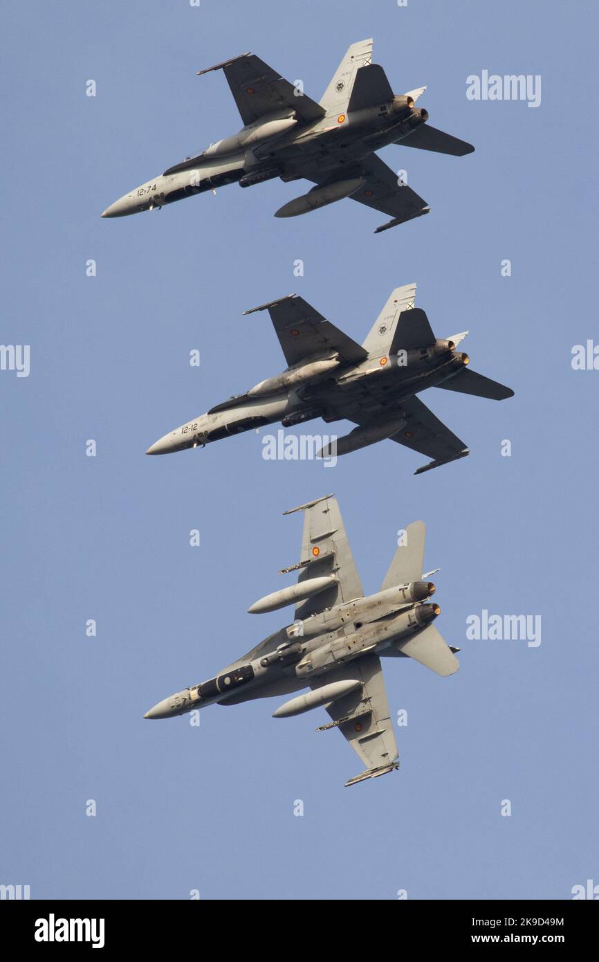 Die spanische Luftwaffe Hornet fliegt während der SIRIO 22-Übung über den Luftwaffenstützpunkt Gando. Stockfoto