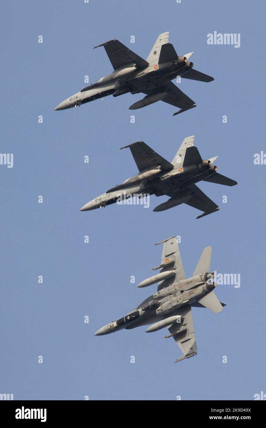 Die spanische Luftwaffe Hornet fliegt während der SIRIO 22-Übung über den Luftwaffenstützpunkt Gando. Stockfoto