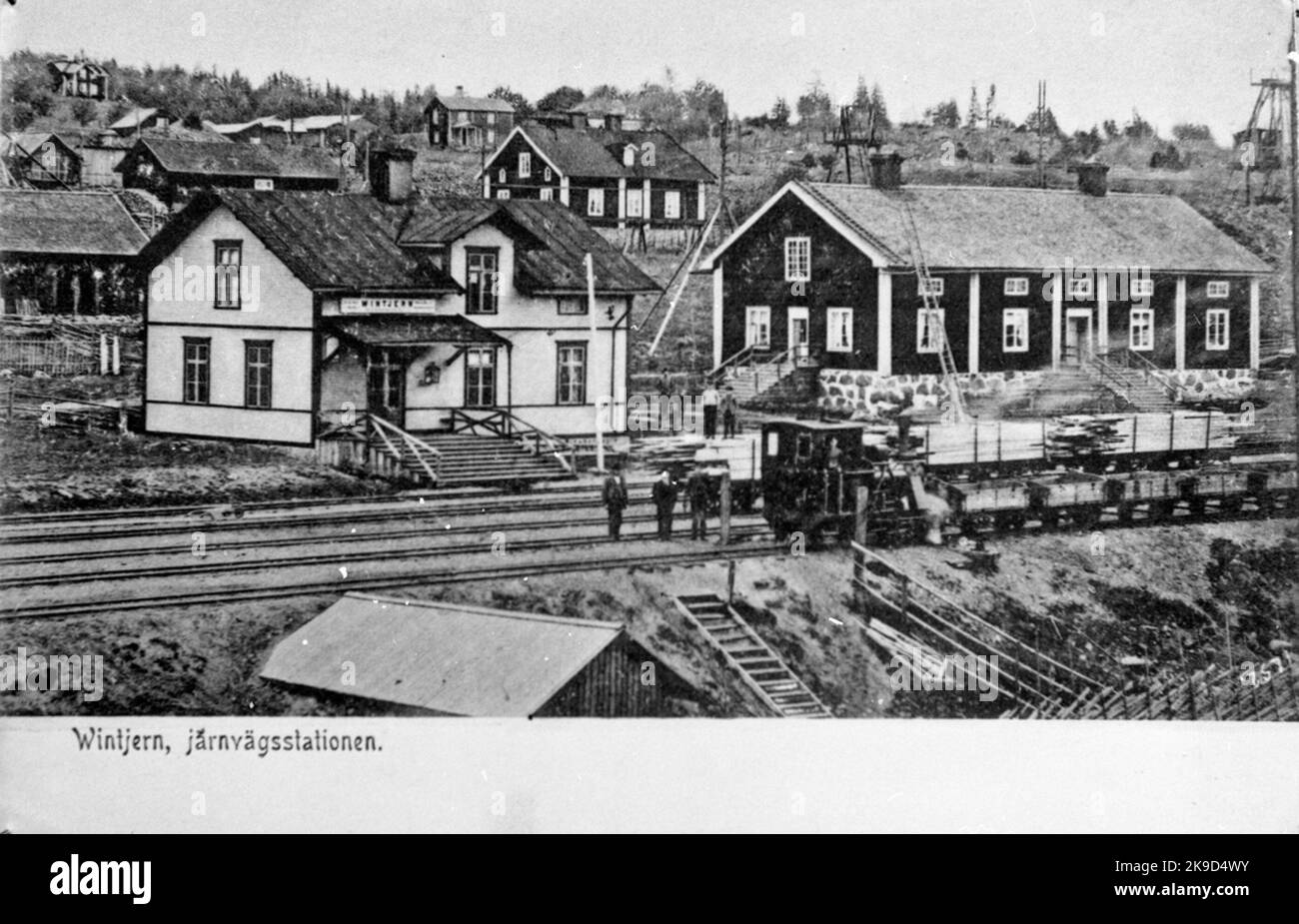 Verkehrsgebiet wurde 1876 erbaut. Eineinhalb Stockwerke hohe Bahnhofshäuser in Holz. Ehemalige Wint Iron Nedre.åd - Vintjärns Railway Lok 2 'Korsån' mit Waggons Stockfoto
