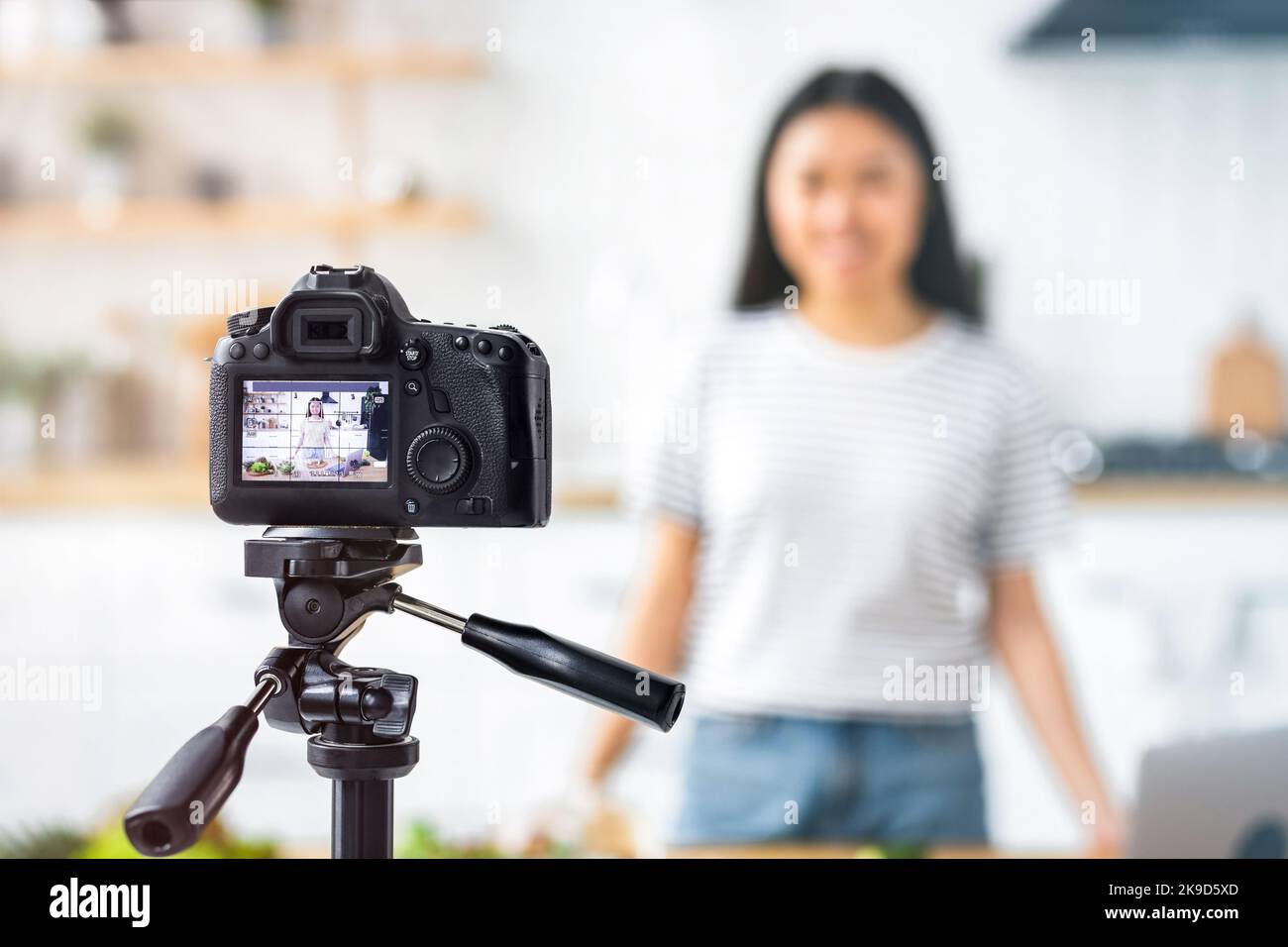 Aufnahme einer jungen asiatischen Ernährungswissenschaftlerin, die einen Videoinhalt für ihren Vlog in der heimischen Küche aufzeichnete Stockfoto
