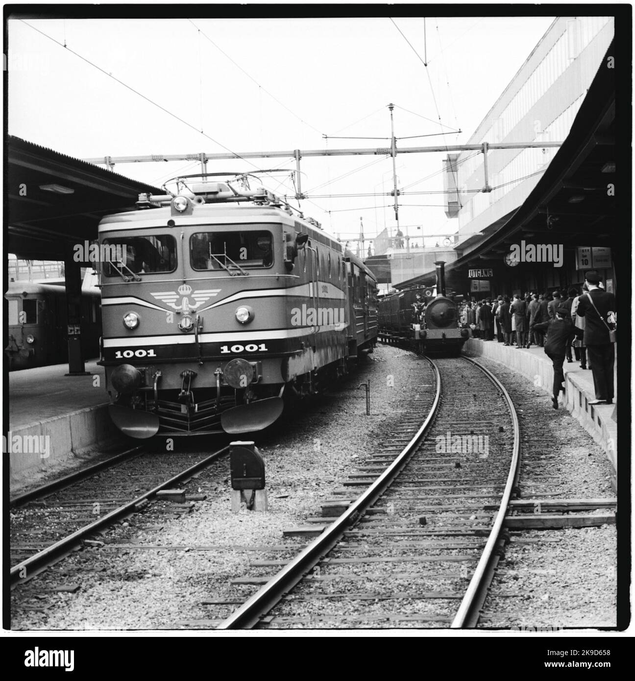 Historische Zugfahrt von Stockholm nach Göteborg zur Einweihung des Zuges 62. Das Bild zeigt die Bildnummer 3 'Prince August', später die Staatsbahnen SJ BB 43 und die Staatsbahnen SJ RB1 1001. Stockfoto