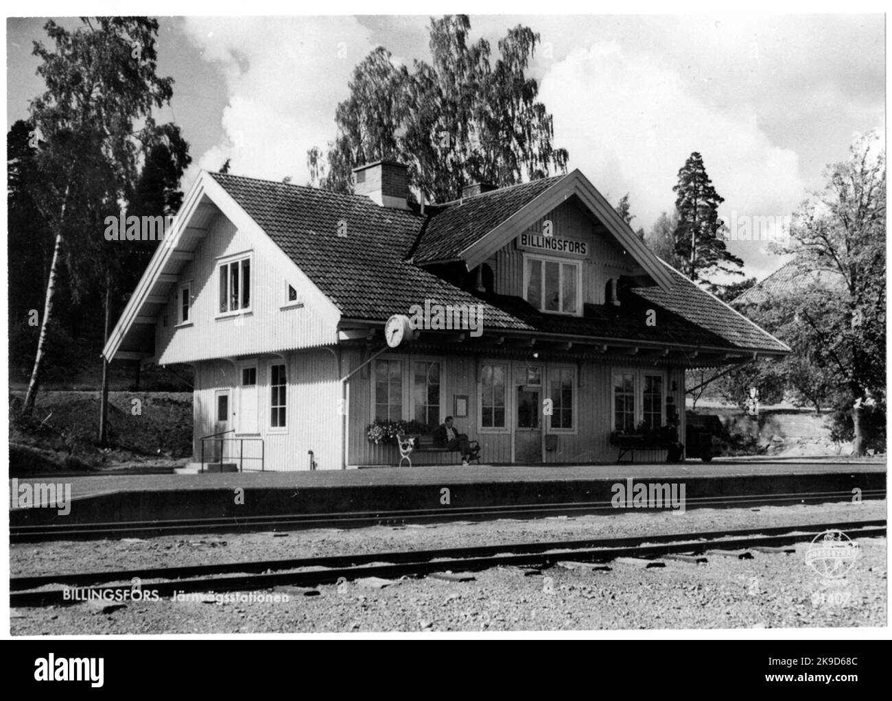 Der Bahnhof wurde 1895 gebaut. Das aus Holz eineinhalb Etagen gefertigte Bahnhofshaus wurde 1949 komplett restauriert. Stockfoto