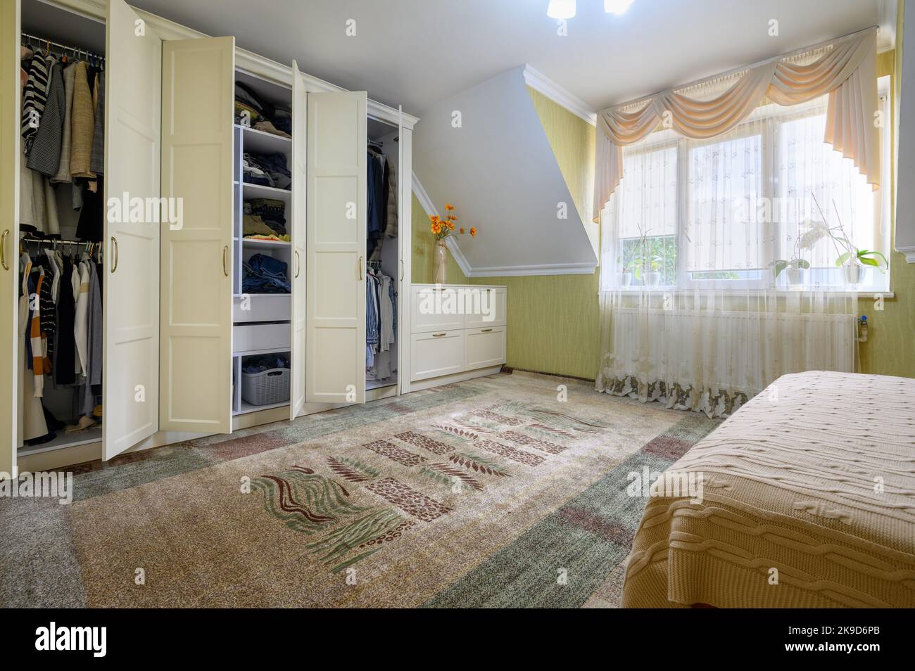 Interieur eines großen komfortablen Schlafzimmer mit Doppelbett Stockfoto