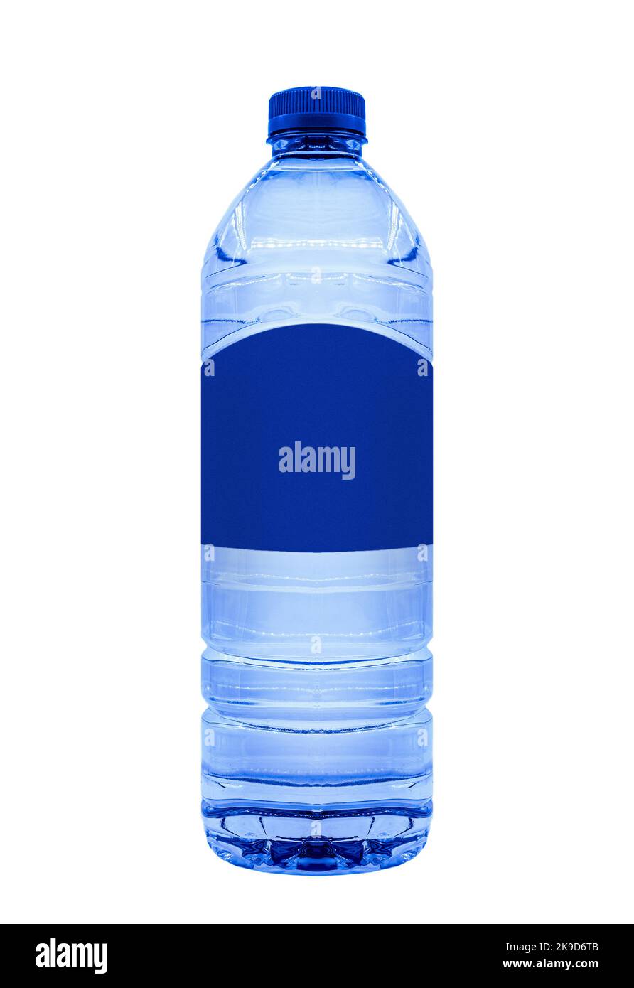 Reines stilles Wasser in blauer Plastikflasche mit leerem Etikett, isoliert Stockfoto