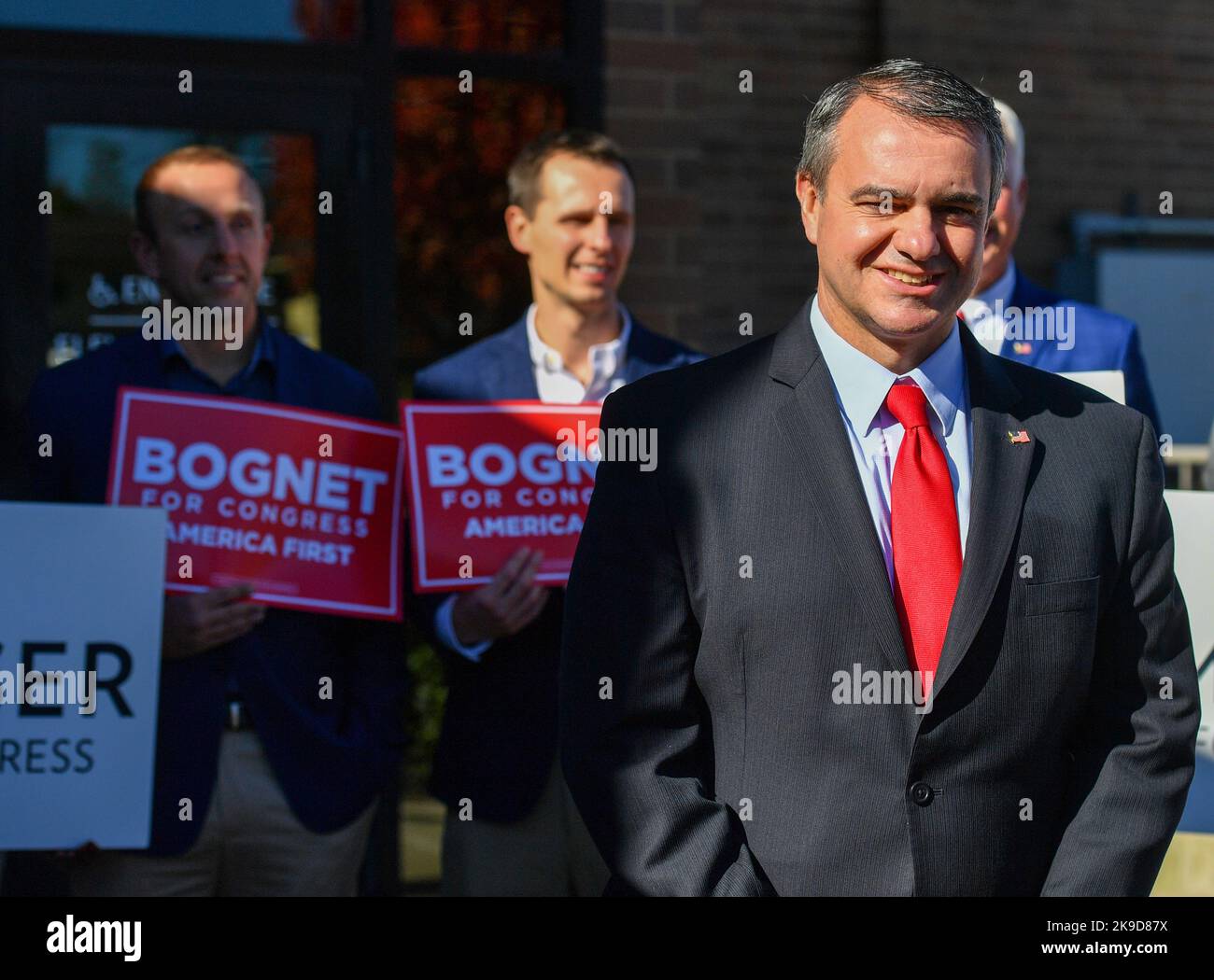 Plains, Usa. 27. Oktober 2022. Jim Bognet, der für den Kongress läuft, wird bei einer Spendenaktion vorgestellt. Der ehemalige Vizepräsident Mike Pence nahm an einer Spendenaktion in Plains, Pennsylvania, zur Unterstützung von Jim Bognet und Dan Meuser Teil. Nach dem Wahlkampfessen sprach er für kurze Zeit mit Medienvertretern. Kredit: SOPA Images Limited/Alamy Live Nachrichten Stockfoto