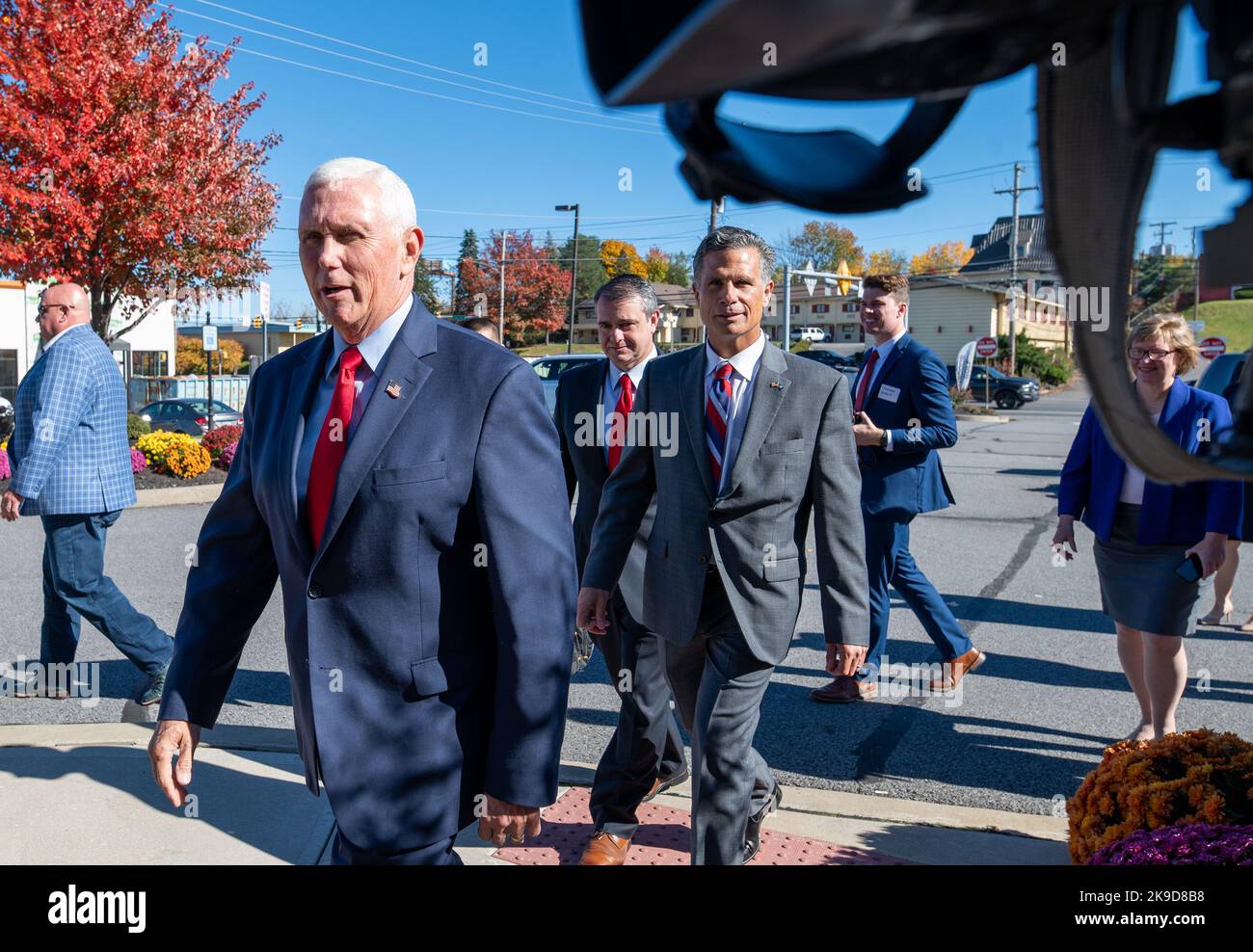 Plains, Usa. 27. Oktober 2022. Der ehemalige Vizepräsident Mike Pence kommt, um bei einer Spendenaktion für Jim Bognet mit den Medien zu sprechen. Der ehemalige Vizepräsident Mike Pence nahm an einer Spendenaktion in Plains, Pennsylvania, zur Unterstützung von Jim Bognet und Dan Meuser Teil. Nach dem Wahlkampfessen sprach er für kurze Zeit mit Medienvertretern. Kredit: SOPA Images Limited/Alamy Live Nachrichten Stockfoto