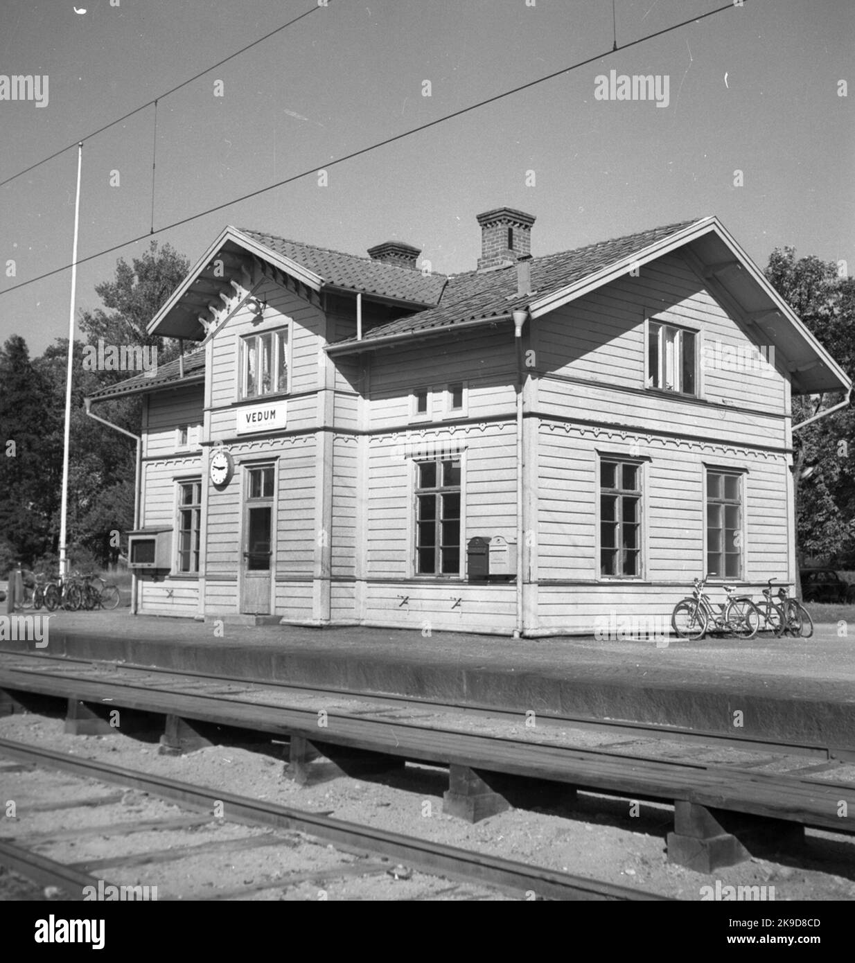 Der Bahnhof wurde 1867 erbaut. Das Bahnhofshaus, zweistöckiges Holz, wurde in den Jahren 1944-45 komplett renoviert. Der Hof wurde 1940 und 1948 erweitert Stockfoto