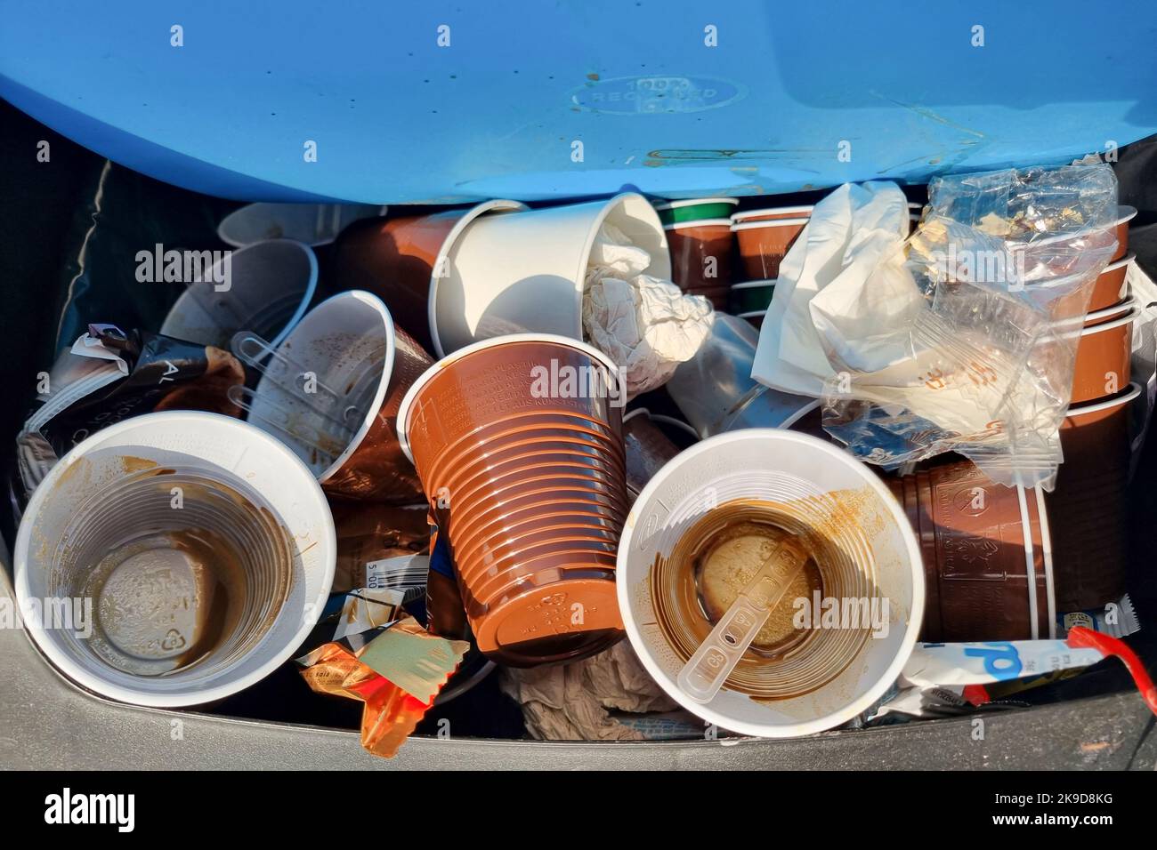 Abfalleimer voller weggeworfener gebrauchter Kaffeetassen und Kunststoffverpackungen, Abfallrecycling-Konzept Stockfoto