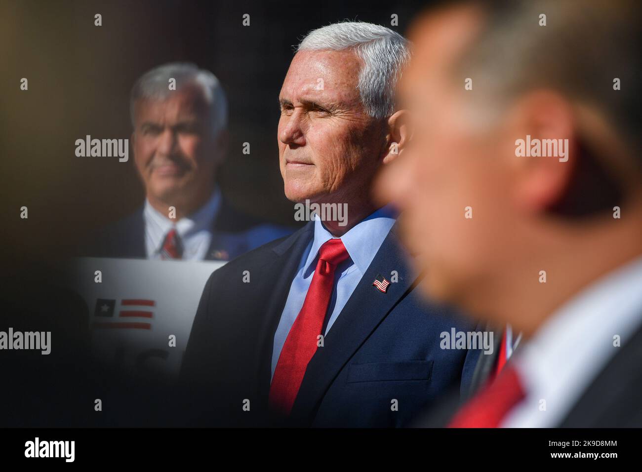 Plains, Usa. 27. Oktober 2022. Der ehemalige Vizepräsident Mike Pence spricht bei einer Spendenaktion der Republikaner. Der ehemalige Vizepräsident Mike Pence nahm an einer Spendenaktion in Plains, Pennsylvania, zur Unterstützung von Jim Bognet und Dan Meuser Teil. Nach dem Wahlkampfessen sprach er für kurze Zeit mit Medienvertretern. (Foto von Aimee Dilger/SOPA Images/Sipa USA) Quelle: SIPA USA/Alamy Live News Stockfoto