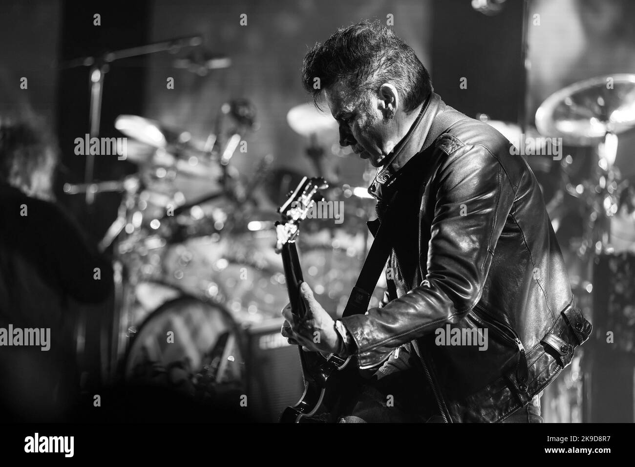 Simon Gallup von der englischen Rockband The Cure tritt bei einem Konzert in der Arena Zagreb am 27. Oktober 2022 in Zagreb, Kroatien, auf. Foto: Luka Stanzl/PIXSELL Credit: Pixsell Foto- und Videoagentur/Alamy Live News Stockfoto