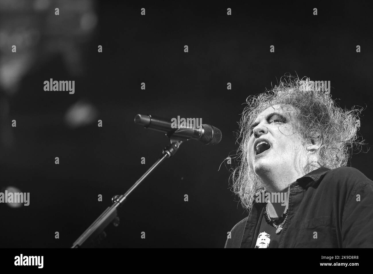 Robert Smith, Frontmann der englischen Rockband The Cure tritt während eines Konzerts in der Arena Zagreb am 27. Oktober 2022 in Zagreb, Kroatien, auf. Foto: Luka Stanzl/PIXSELL Credit: Pixsell Foto- und Videoagentur/Alamy Live News Stockfoto