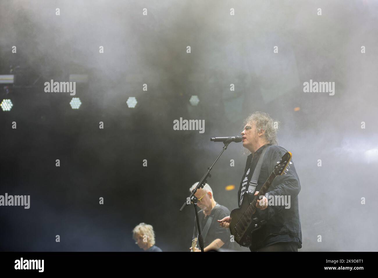 Robert Smith, Frontmann der englischen Rockband The Cure tritt während eines Konzerts in der Arena Zagreb am 27. Oktober 2022 in Zagreb, Kroatien, auf. Foto: Luka Stanzl/PIXSELL Credit: Pixsell Foto- und Videoagentur/Alamy Live News Stockfoto