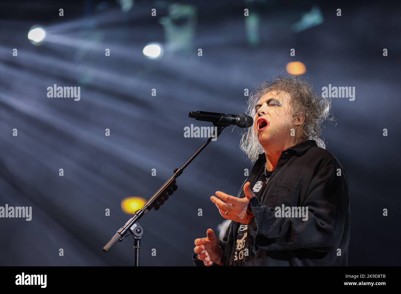 Robert Smith, Frontmann der englischen Rockband The Cure tritt während eines Konzerts in der Arena Zagreb am 27. Oktober 2022 in Zagreb, Kroatien, auf. Foto: Luka Stanzl/PIXSELL Credit: Pixsell Foto- und Videoagentur/Alamy Live News Stockfoto