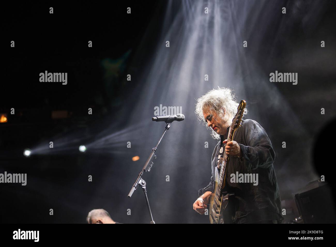 Robert Smith, Frontmann der englischen Rockband The Cure tritt während eines Konzerts in der Arena Zagreb am 27. Oktober 2022 in Zagreb, Kroatien, auf. Foto: Luka Stanzl/PIXSELL Credit: Pixsell Foto- und Videoagentur/Alamy Live News Stockfoto