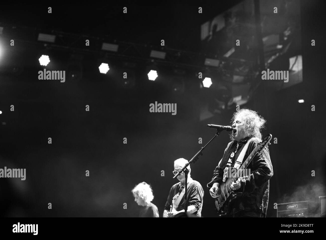Robert Smith, Frontmann der englischen Rockband The Cure tritt während eines Konzerts in der Arena Zagreb am 27. Oktober 2022 in Zagreb, Kroatien, auf. Foto: Luka Stanzl/PIXSELL Credit: Pixsell Foto- und Videoagentur/Alamy Live News Stockfoto