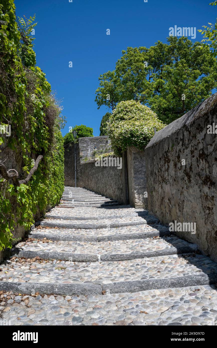 Gepflasterter Weg in der Seestadt Bellagio, Comer See, Lombardei, Italien Stockfoto