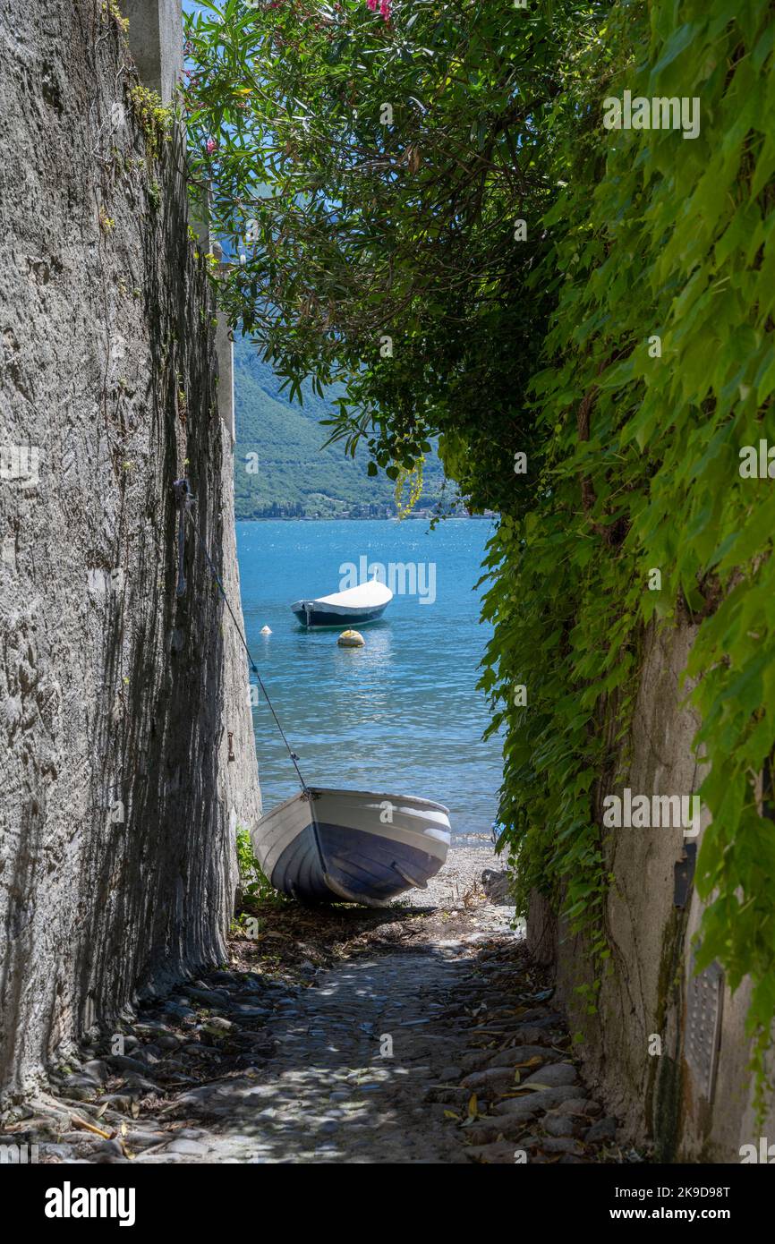 Gasse, die zum See bei Pescallo in Bellagio, Comer See, Lombardei, Italien führt Stockfoto