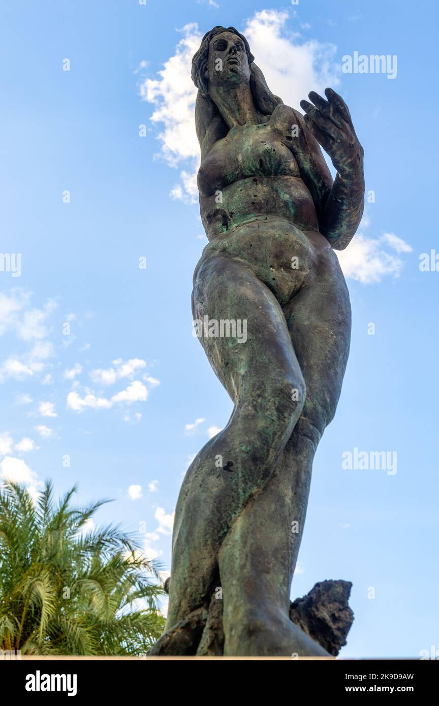 Die Skulptur namens Mujer von Juan Bordes in Alicante, Spanien Stockfoto