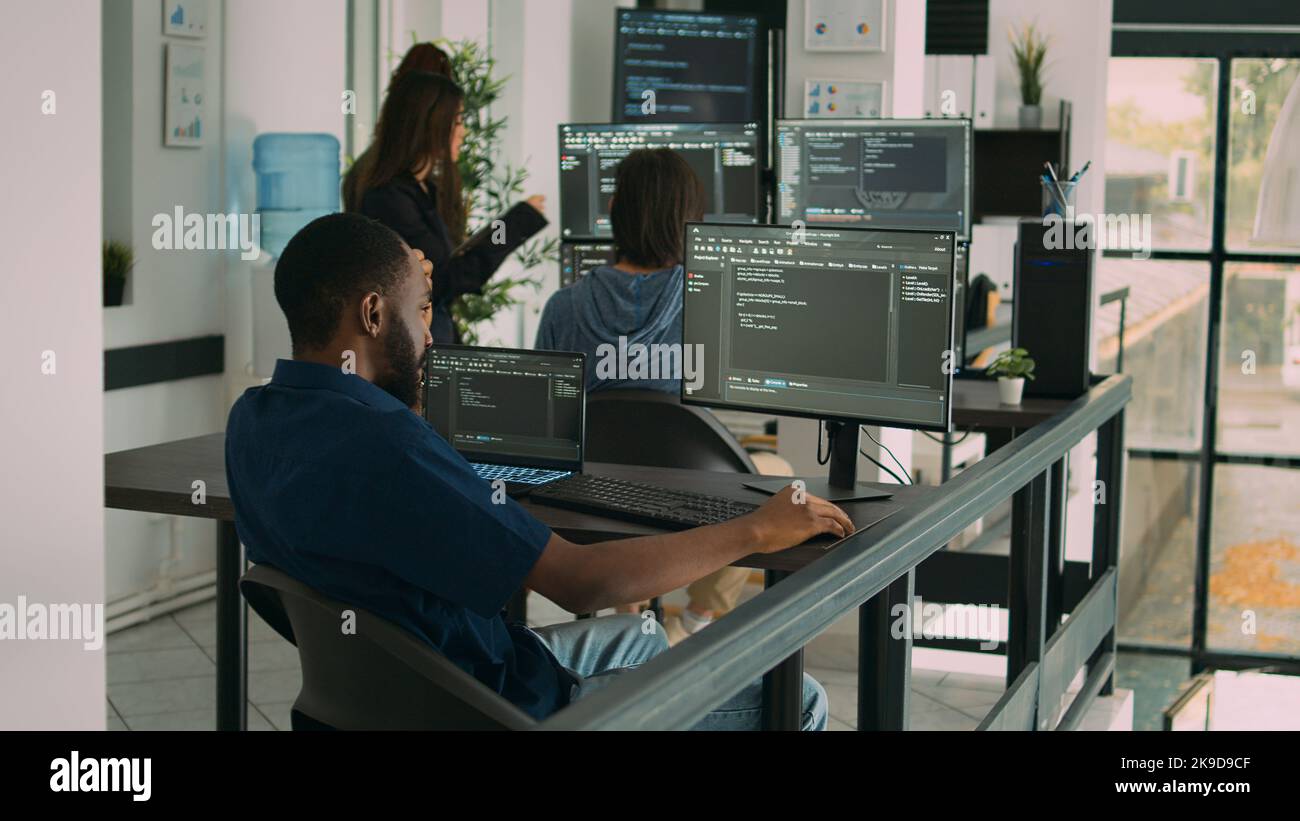 Afroamerikanischer programmierer der programmiersprache auf dem