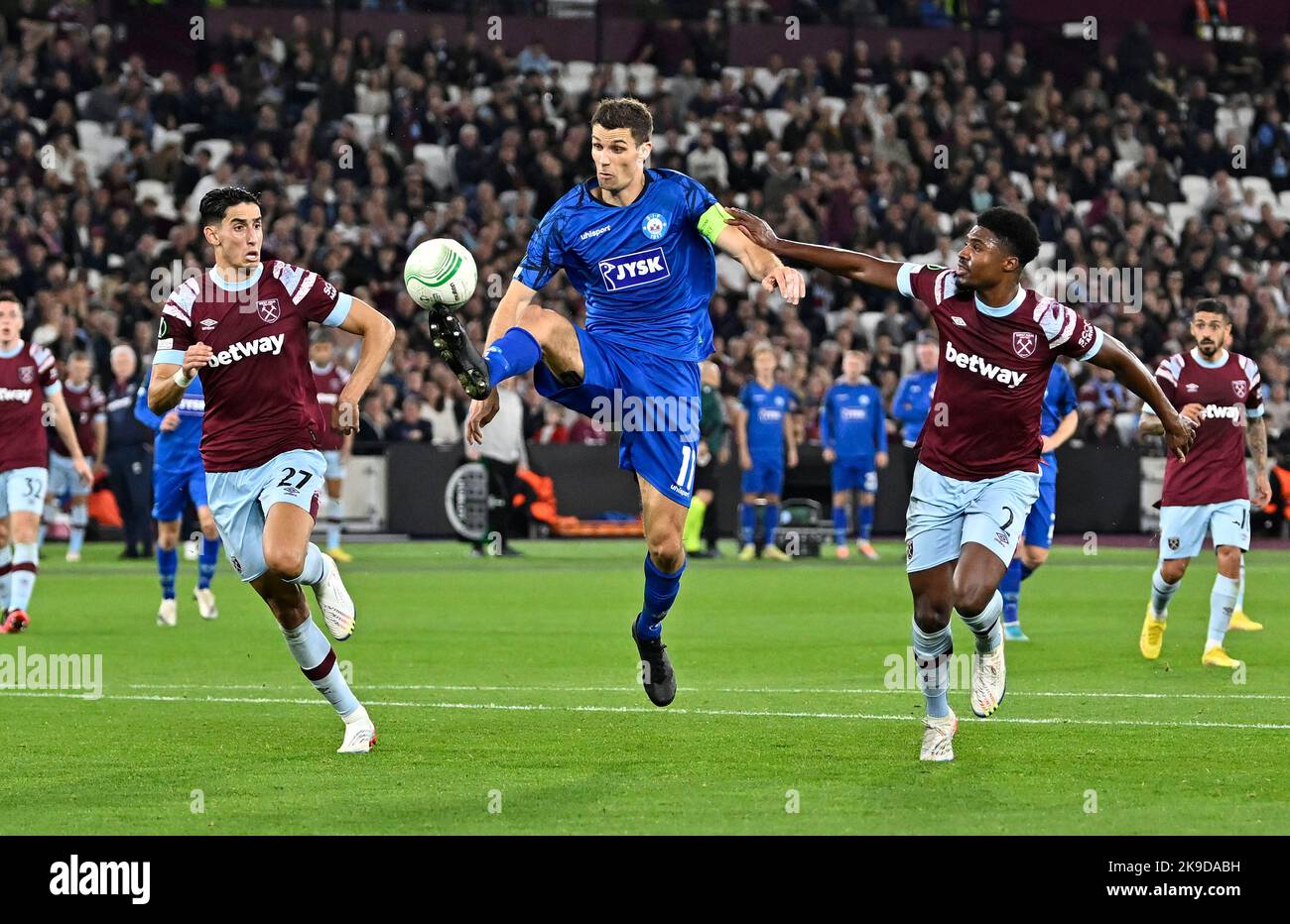 London, Großbritannien. 27. Oktober 2022. Nicklas Helenius (Silkeborg) kontrolliert den Ball, den Nayef Aguerd (West Ham, links) und Ben Johnson (West Ham) während des Spiels West Ham gegen Silkeborg IF UEFA Europa Conference League im London Stadium Stratford beobachten. Quelle: MARTIN DALTON/Alamy Live News Stockfoto