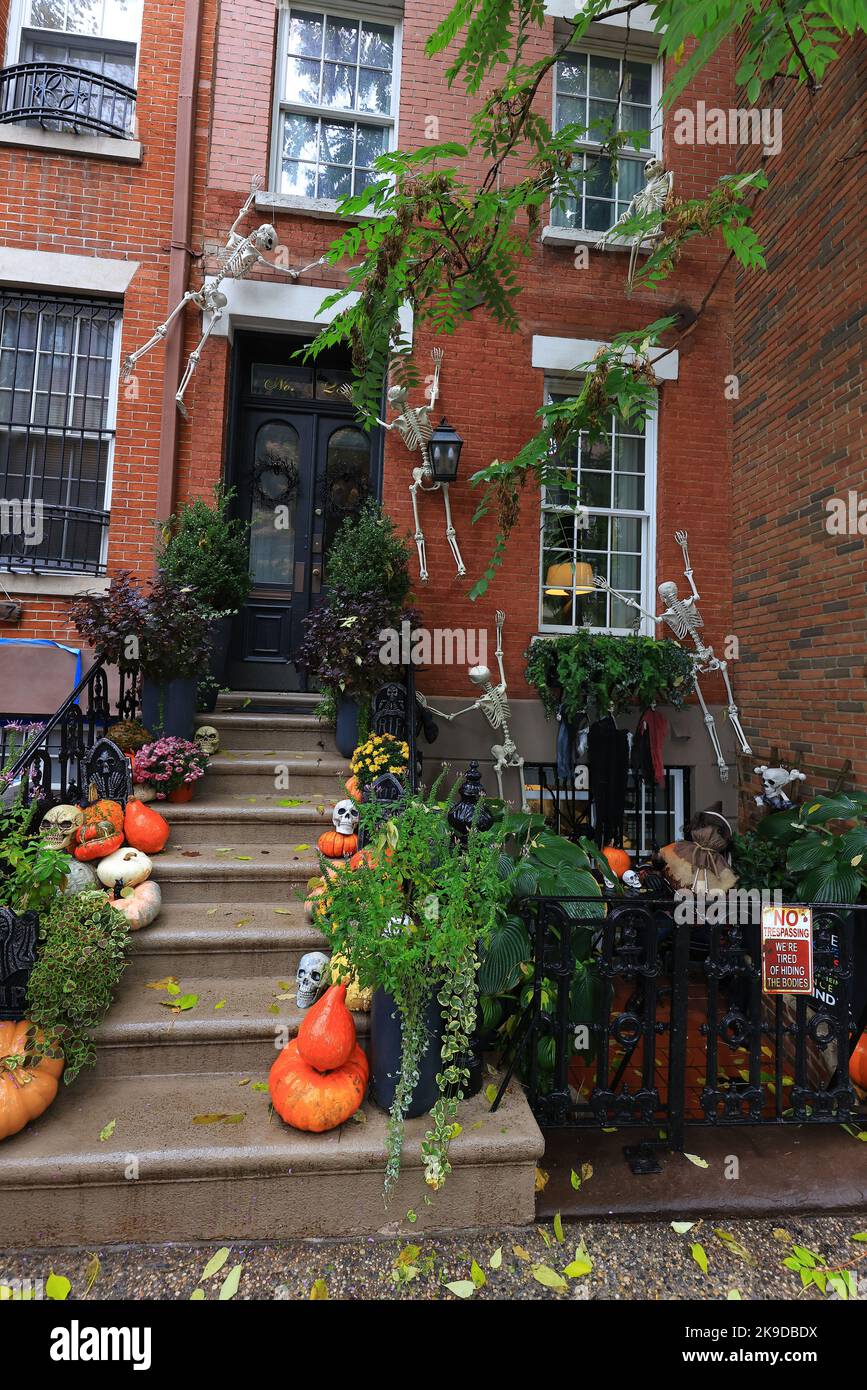 NEW YORK, NEW YORK - 26. Oktober 2022: Dieser kleine Garten in einem Stadthaus ist in New York City, New York, am Dienstag, den 25. Oktober 2022, mit Dekorationen für Halloween bedeckt. (Foto: Gordon Donovan) Stockfoto