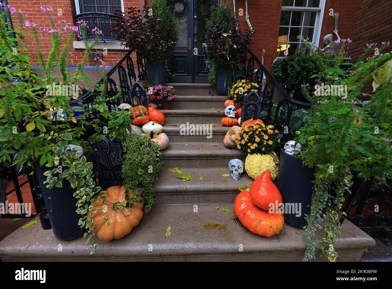 NEW YORK, NEW YORK - 26. Oktober 2022: Dieser kleine Garten in einem Stadthaus ist in New York City, New York, am Dienstag, den 25. Oktober 2022, mit Dekorationen für Halloween bedeckt. (Foto: Gordon Donovan) Stockfoto