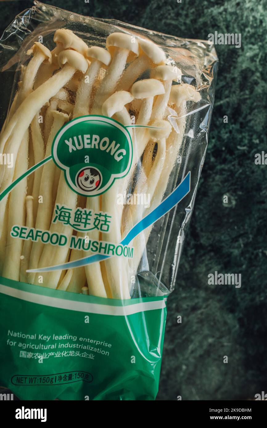 Xuerong Marke Seafood Enoki Pilze aus China importiert, in Seattle verkauft Stockfoto