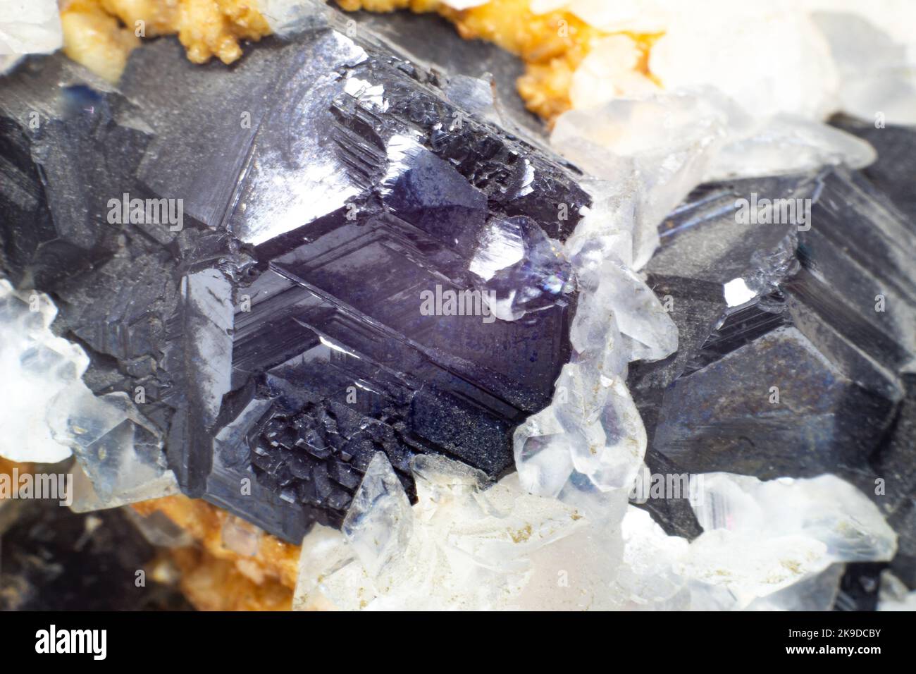 Ein Kristall- und Steinhaufen mit klarem weißem Quarz, silbernem metallischem Pyrit und schwarzem Turmalin, umgeben von Matrix-Makro, isoliert aus der Nähe Stockfoto