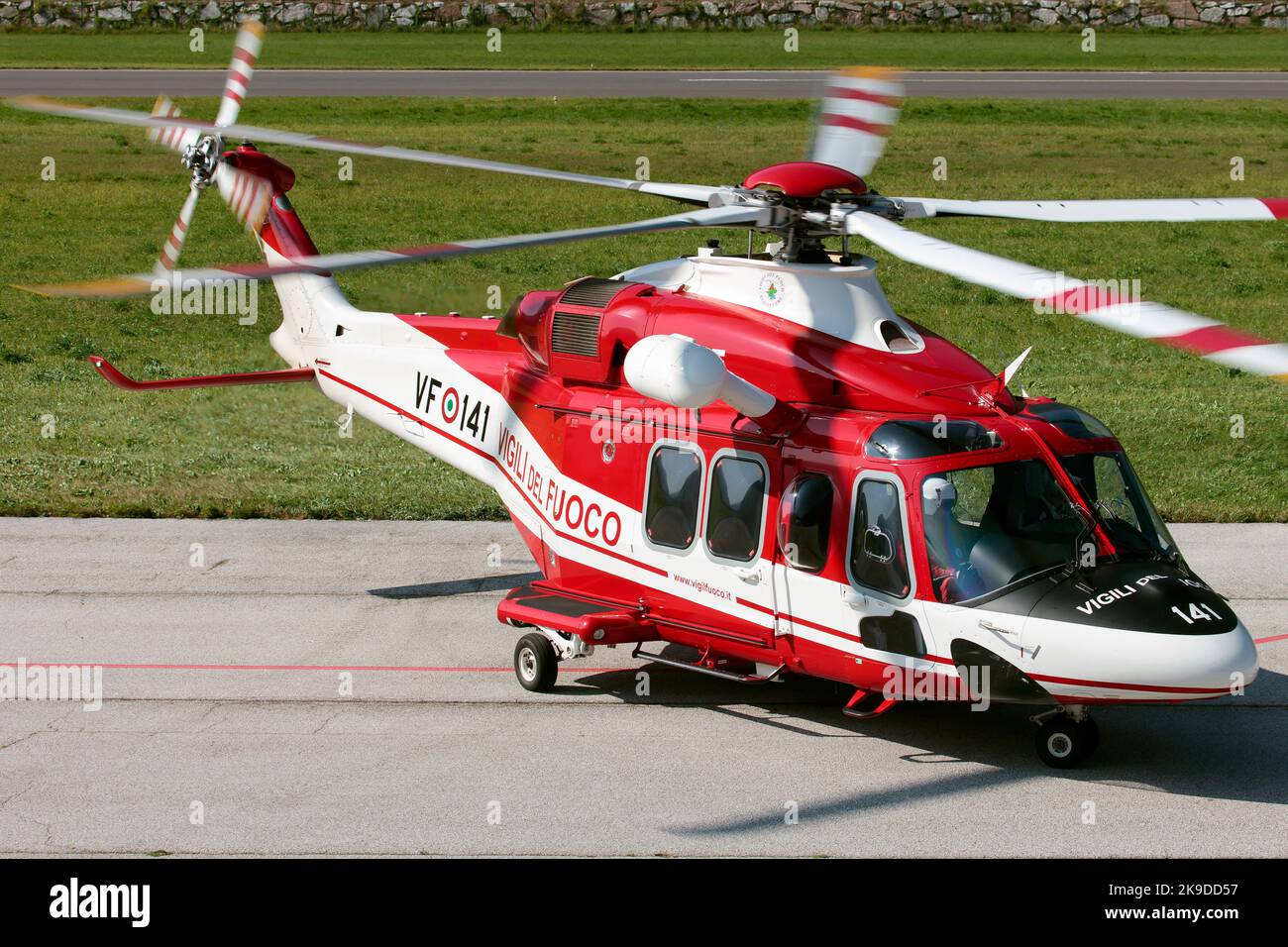 Trient, Italien. 5. Oktober 2022. Eine italienische Vigili del Fuoco Agusta-Westland AW-139 auf dem Flugplatz Trient, Flughafen Caproni. Der AgustaWestland AW139 ist ein 15-sitziger, mittelgroßer zweimotoriger Hubschrauber, der vom anglo-italienischen Hubschrauberhersteller AgustaWestland entwickelt und produziert wurde. (Bild: © Fabrizio Gandolfo/SOPA Images via ZUMA Press Wire) Stockfoto