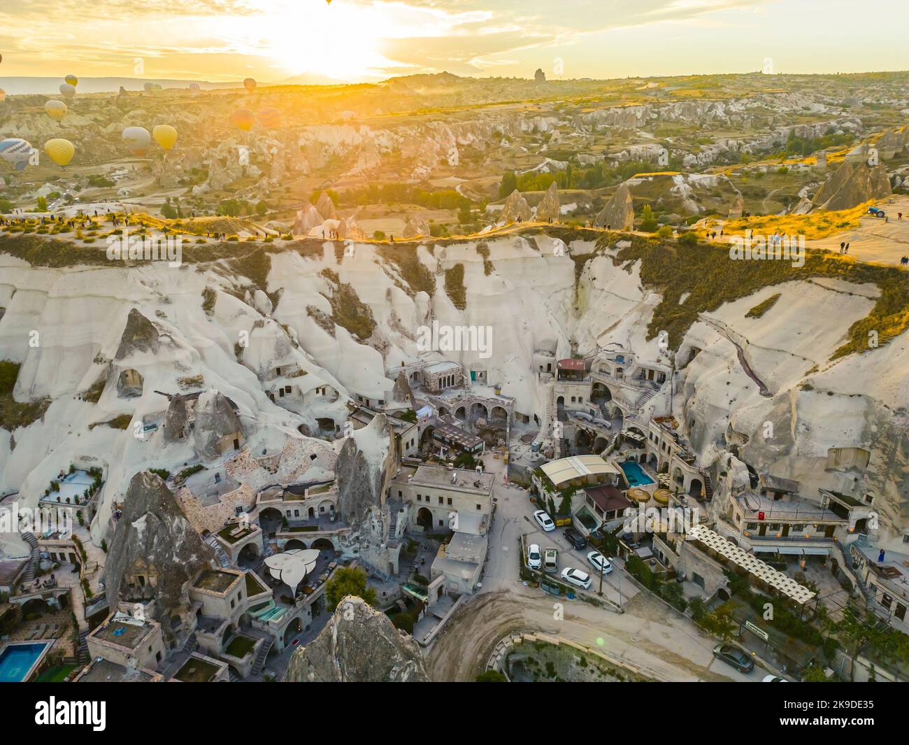 Touristische Orte in der Türkei einen Besuch wert. Luftdrohnenperspektive  über die Stadt Kappadokien bei schönem Sonnenuntergang. Festival der  Heißluftballons. Hochwertige Fotos Stockfotografie - Alamy