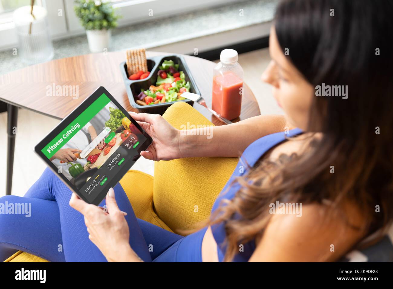 Fit Frau essen gesunde Lebensmittel zu Hause. Gesundes Lifestyle-Konzept mit Fitness-Catering Stockfoto