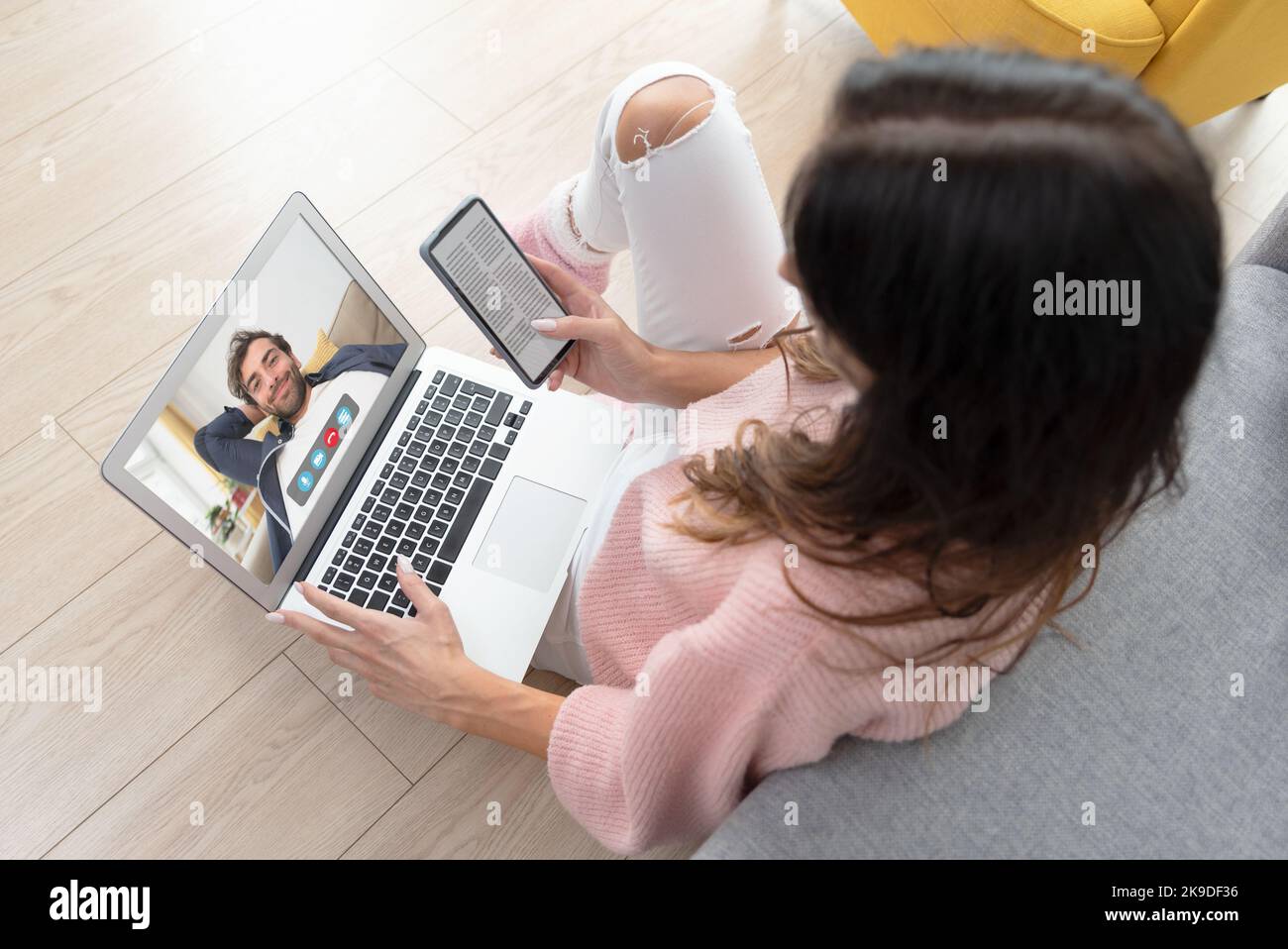 Frau hat einen Videoanruf auf dem Laptop. Junge Frau nutzt Video-Chat zu Hause Stockfoto